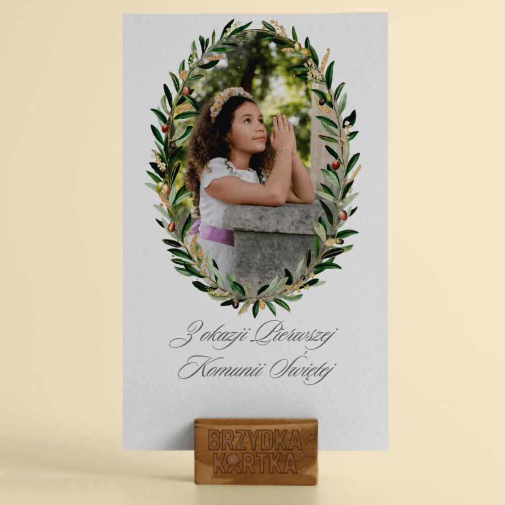 🌿 Pamiątka Pierwszej Komunii Świętej – Kartka z fotografią dziecka w modlitwie Brzydka Kartka.png