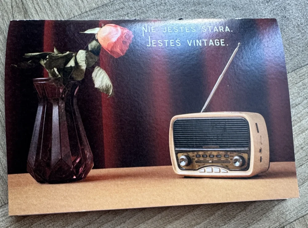 1 Kartka urodzinowa- „Nie jesteś stara. Jesteś vintage.” (outlet) Kartka urodzinowa: „Nie jesteś stara. Jesteś vintage.” (outlet)