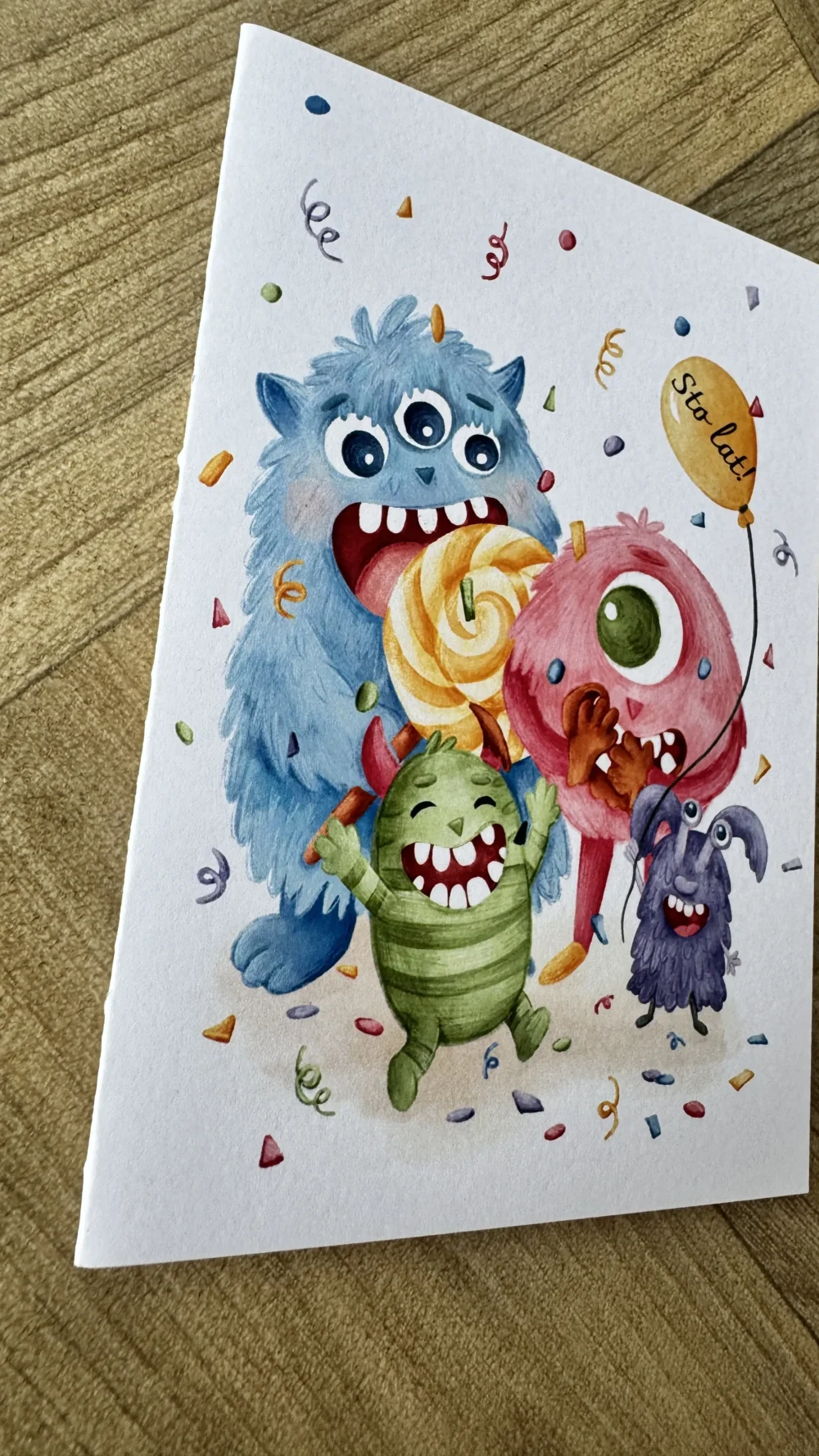 outlet 1 - K23-2025 - Potwór z białym tłem Outlet - Potwór z białym tłem, kartka z napisem "Sto lat" na urodziny, dla dzieci