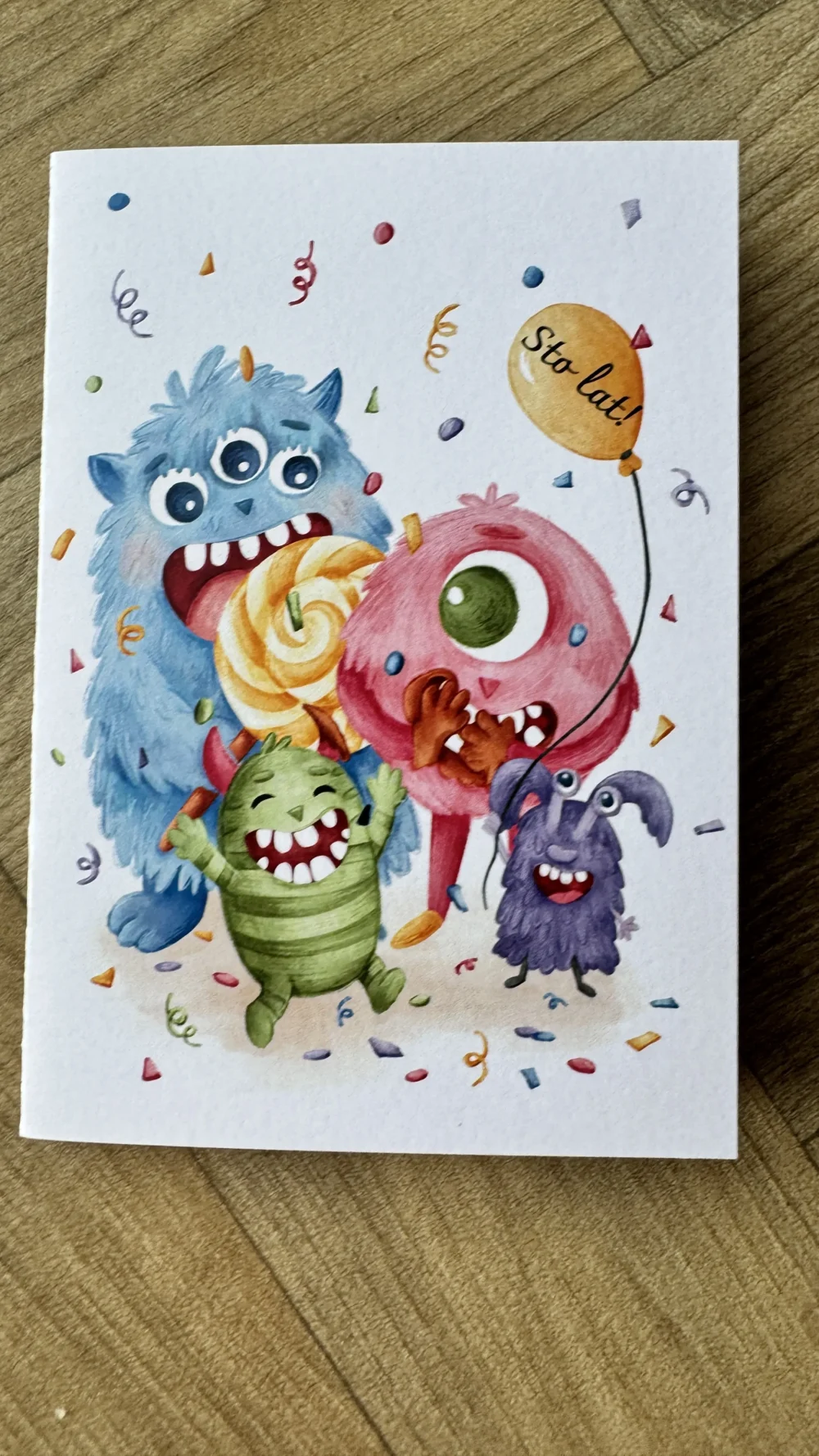 outlet 2 - K23-2025 - Potwór z białym tłem Outlet - Potwór z białym tłem, kartka z napisem "Sto lat" na urodziny, dla dzieci