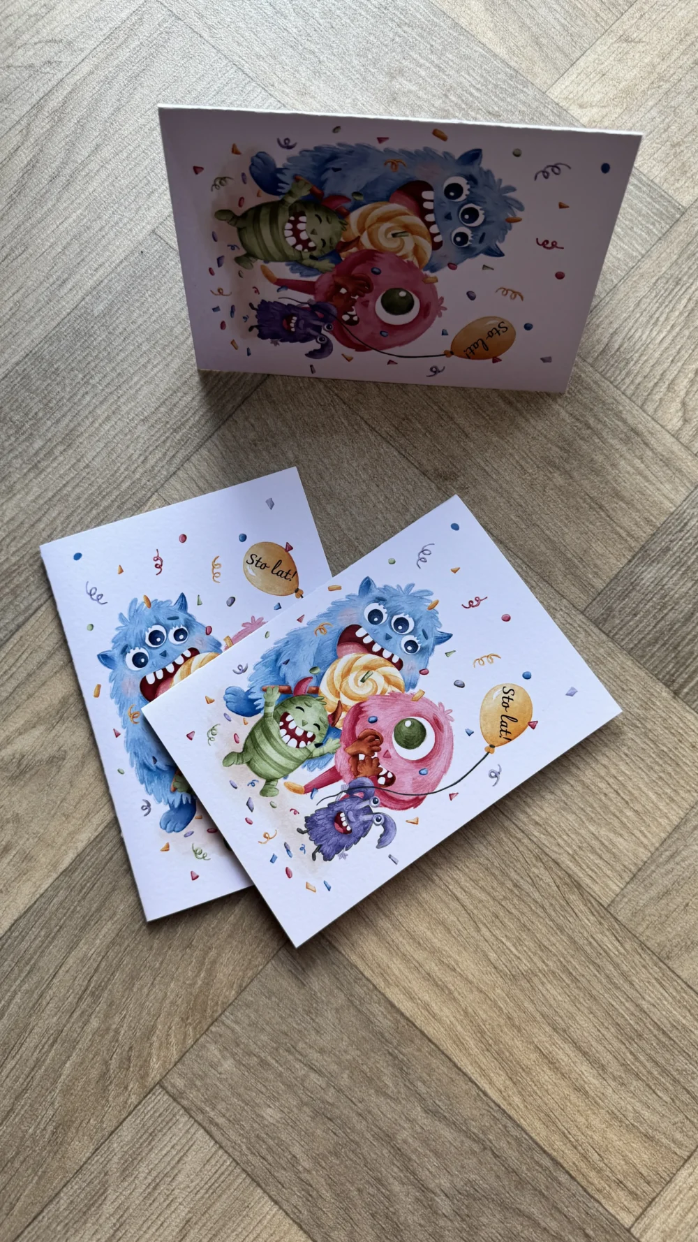 outlet 3 - K23-2025 - Potwór z białym tłem Outlet - Potwór z białym tłem, kartka z napisem "Sto lat" na urodziny, dla dzieci