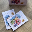 Outlet - Potwór z białym tłem, kartka z napisem "Sto lat" na urodziny, dla dzieci